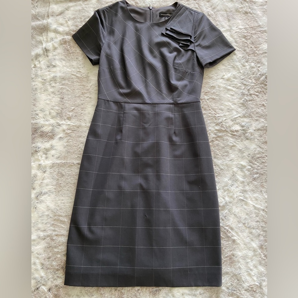 Banana Republic Woman’s Grey Plaid Dress size 4. Mid/long length. 95% Wool